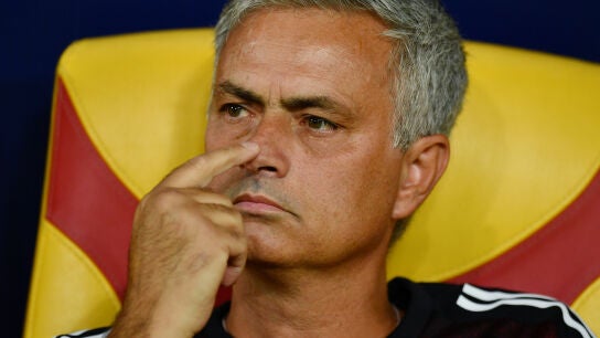 Mourinho, pensativo en el banquillo
