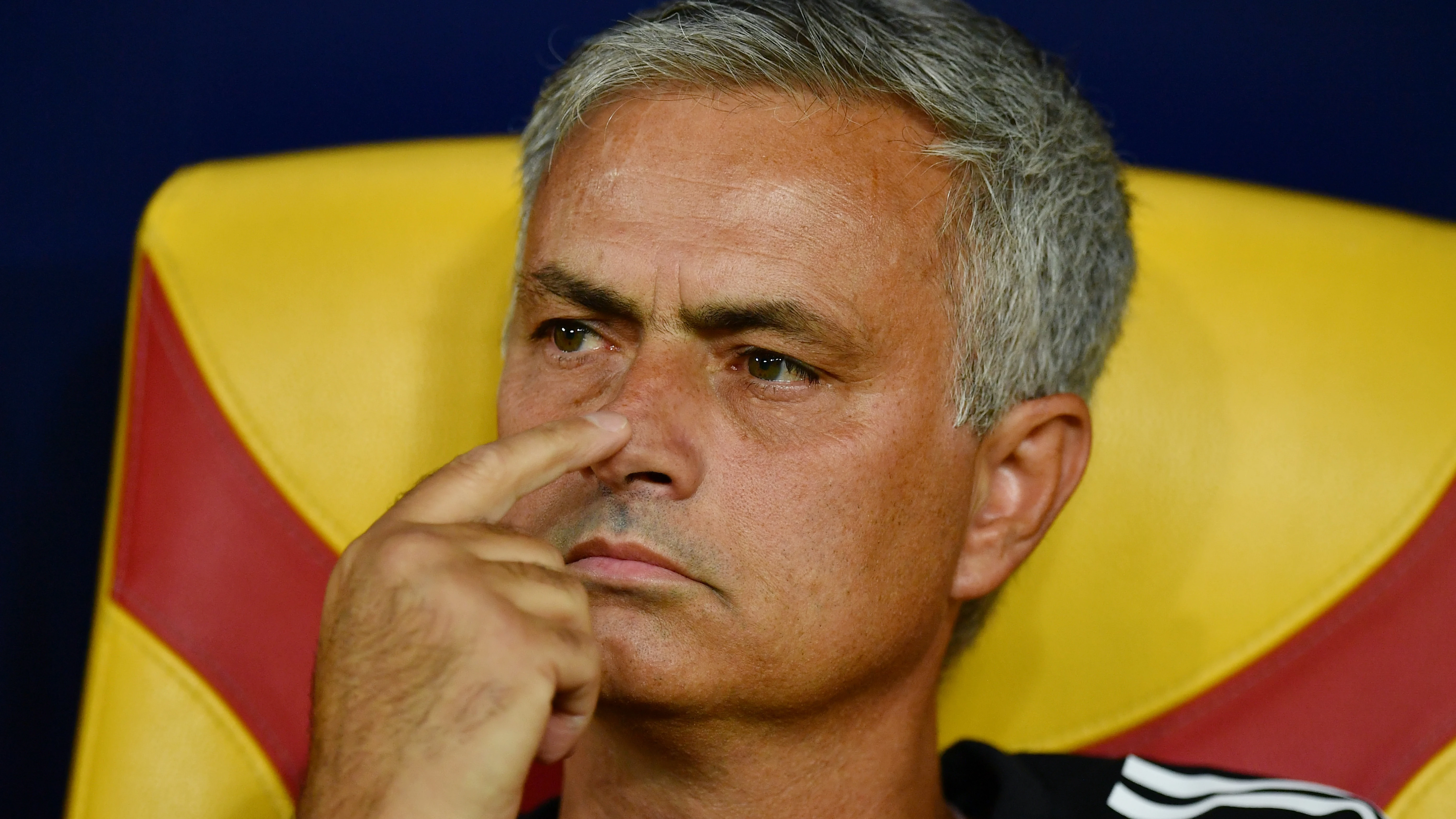 Mourinho, pensativo en el banquillo