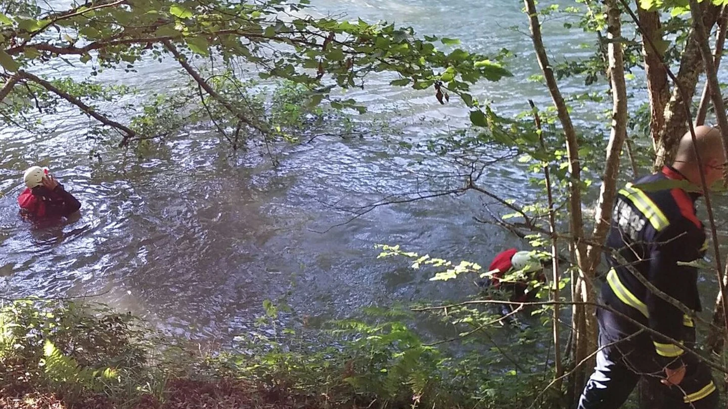 Efectivos de emergencias buscan a un pescador desaparecido en el río Ebro 112 Cantabria