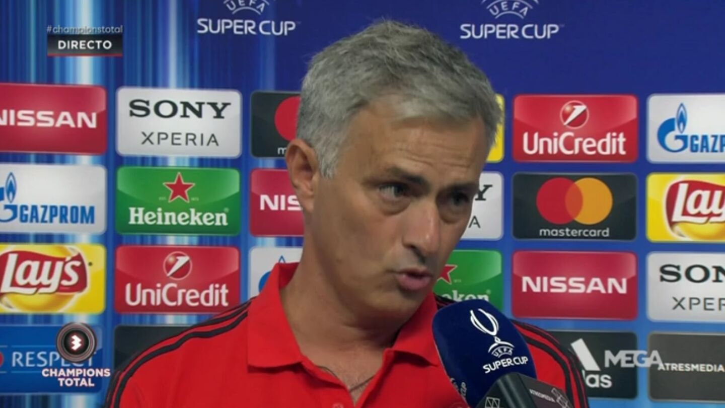 Jos&eacute; Mourinho atiende a Susana Guasch despu&eacute;s del partido