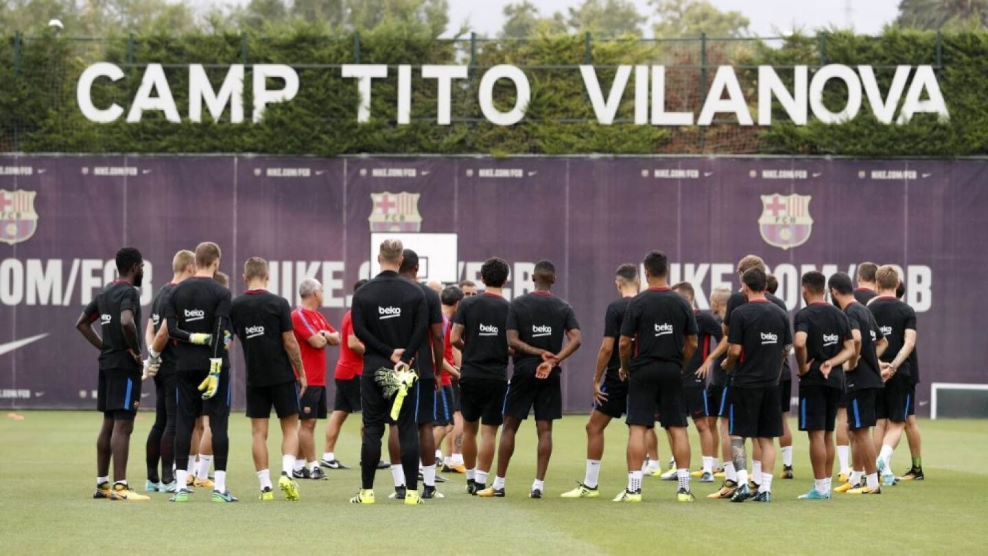 Los jugadores del Barcelona se ejercitan en el campo Tito Vilanova