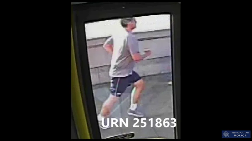 Herida leve una mujer tras empujada a la carretera por un desconocido en el momento que circulaba un autobús en Putney.