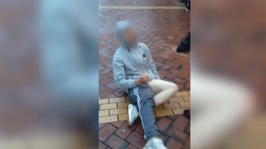 El joven parecía estar poseído El joven parecía estar poseído