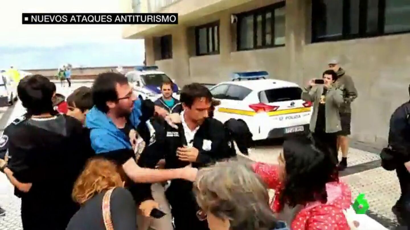 Pegatinas en los coches, enfrentamientos con polic&iacute;as y pintadas, aumentan las acciones contra el turismo