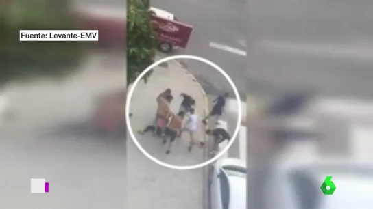 Siete jóvenes dan una brutal paliza a un chico a la salida de una discoteca en Gandía Siete jóvenes dan una brutal paliza a un chico a la salida de una discoteca en Gandía
