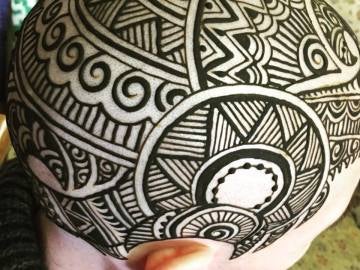 Diseño de henna en la cabeza Diseño de henna en la cabeza