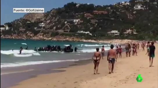 Una treintena de migrantes llega a una playa de Cádiz repleta de bañistas y nueve de ellos acaban interceptados por la policía Una treintena de migrantes llega a una playa de Cádiz repleta de bañistas y nueve de ellos acaban interceptados por la policía