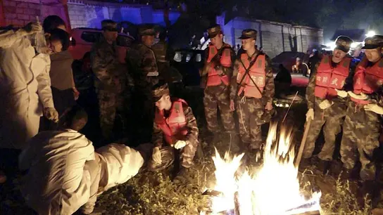 Varios policías paramilitares ayudan a un herido Varios policías paramilitares ayudan a un herido