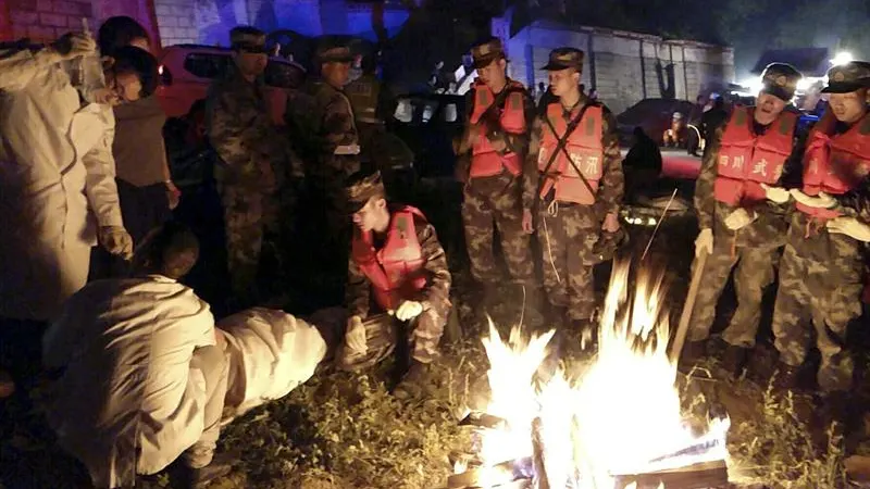 Varios policías paramilitares ayudan a un herido