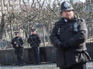 Varios policías armados en el centro de Londres Varios policías armados en el centro de Londres