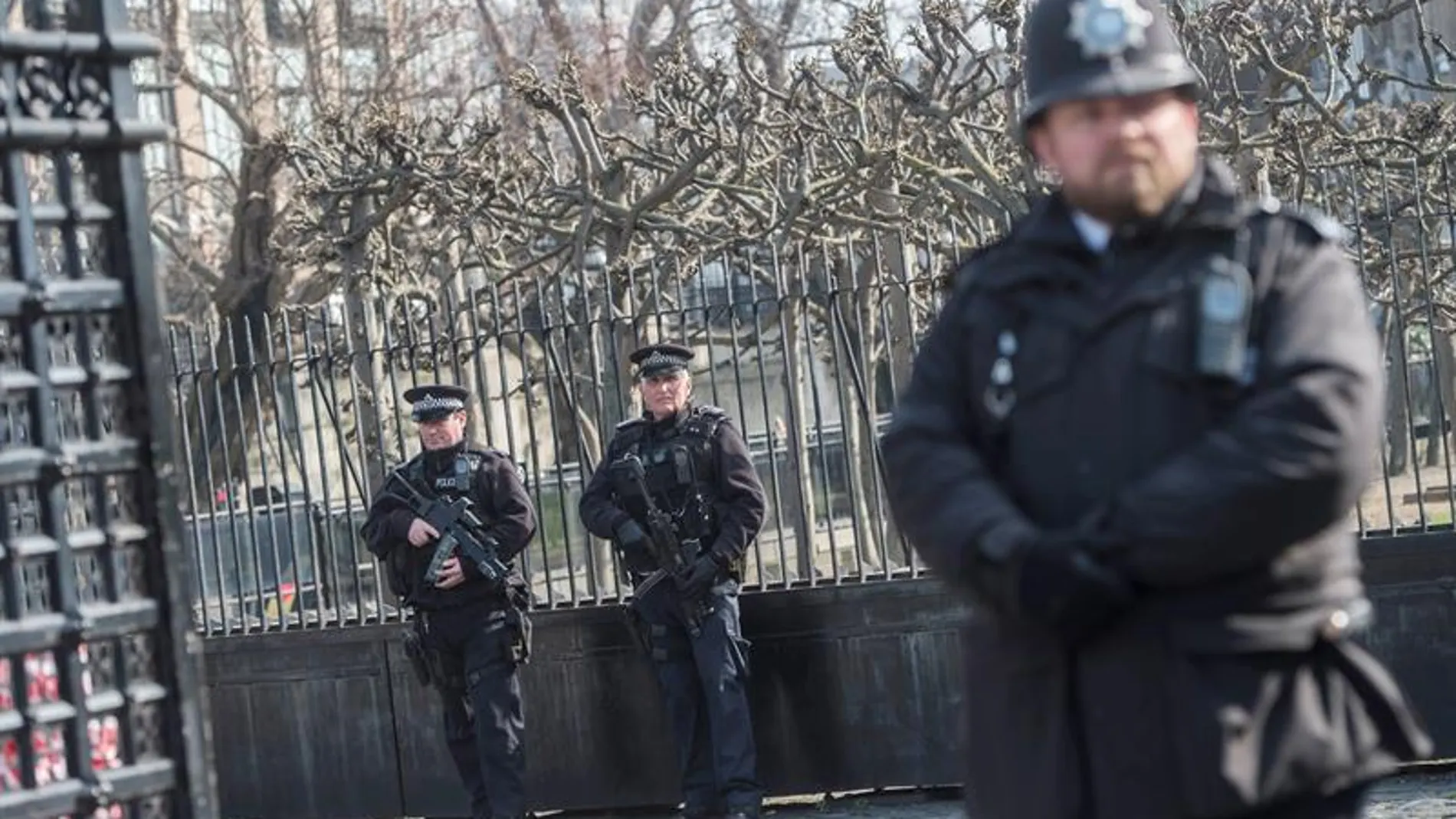 Varios policías armados en el centro de Londres