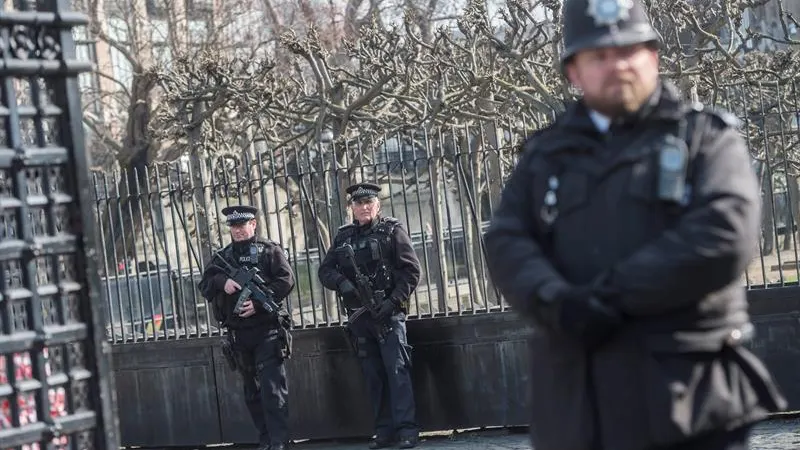 Varios policías armados en el centro de Londres