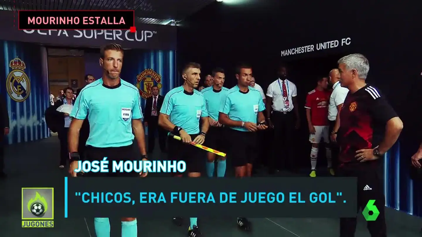 José Mourinho se dirige al equipo arbitral en el descanso de la Supercopa José Mourinho se dirige al equipo arbitral en el descanso de la Supercopa