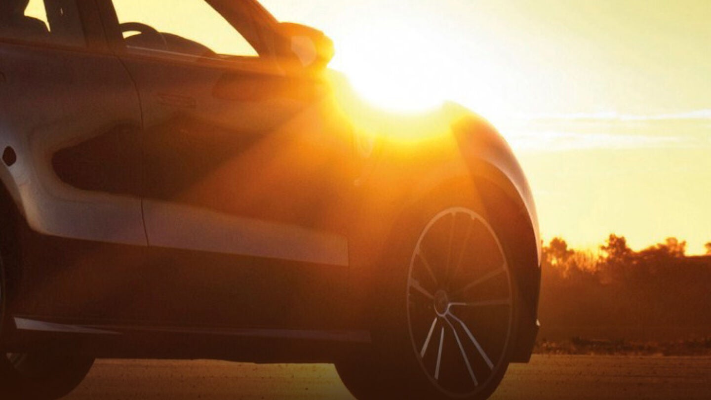 Coche aparcado al sol