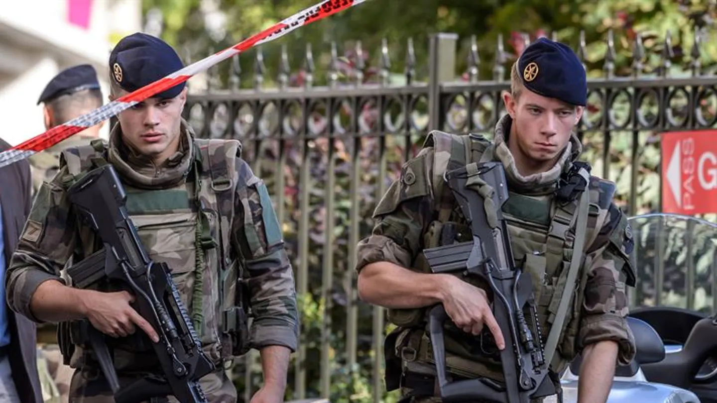 Varios militares delimitan un perímetro de seguridad Varios militares delimitan un perímetro de seguridad