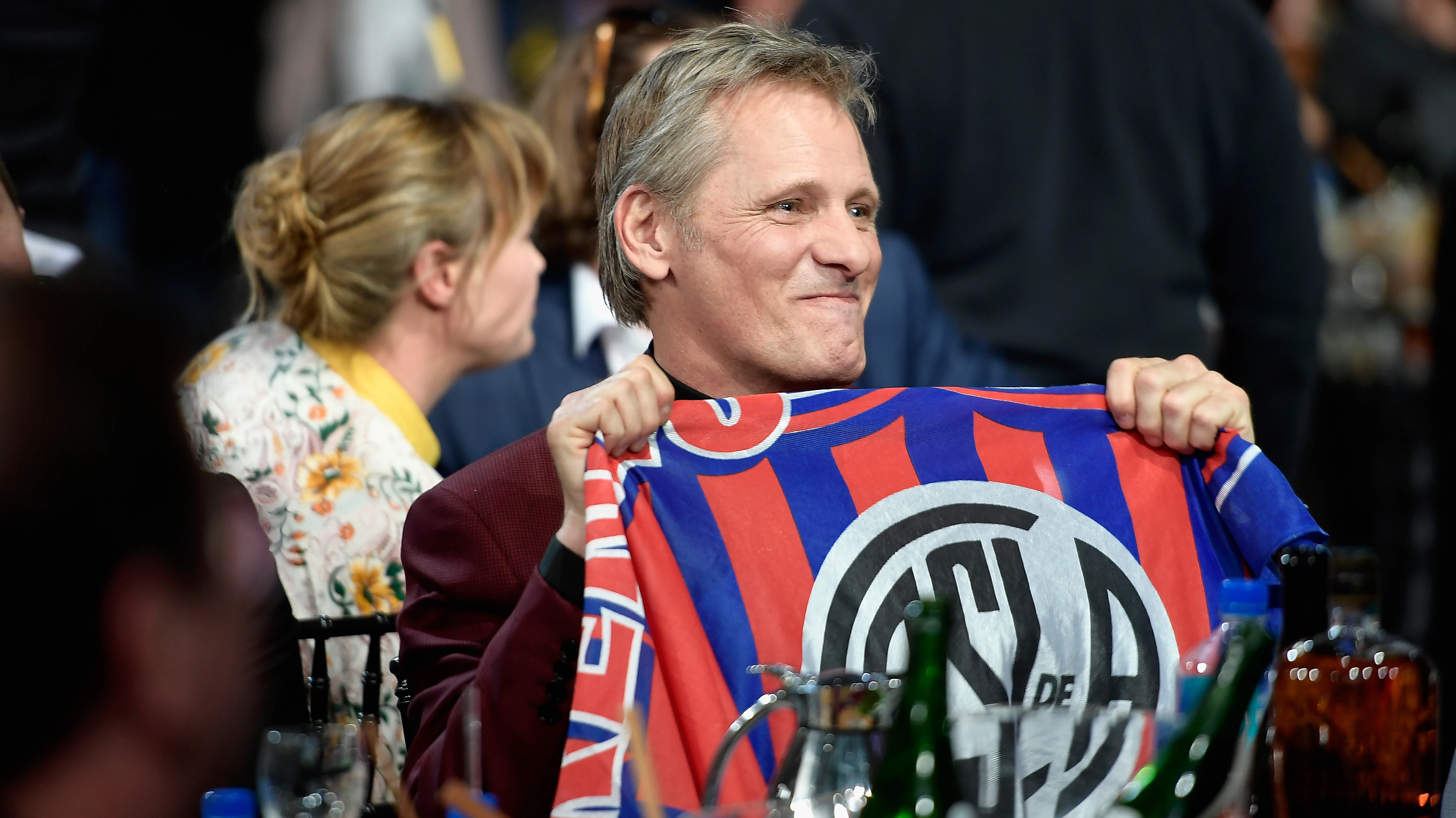 Viggo Mortensen mostrando su afición al equipo de San Lorenzo Viggo Mortensen mostrando su afición al equipo de San Lorenzo