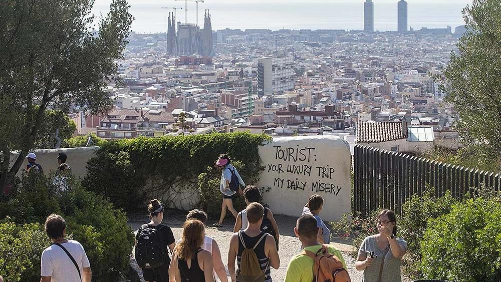 Pintada contra los turistas en Barcelona