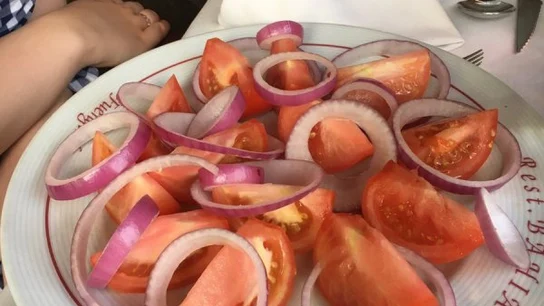 Cebolla y tomate: así era el plato que le sirvieron a una vegetariana en un restaurante de Málaga   Cebolla y tomate: así era el plato que le sirvieron a una vegetariana en un restaurante de Málaga