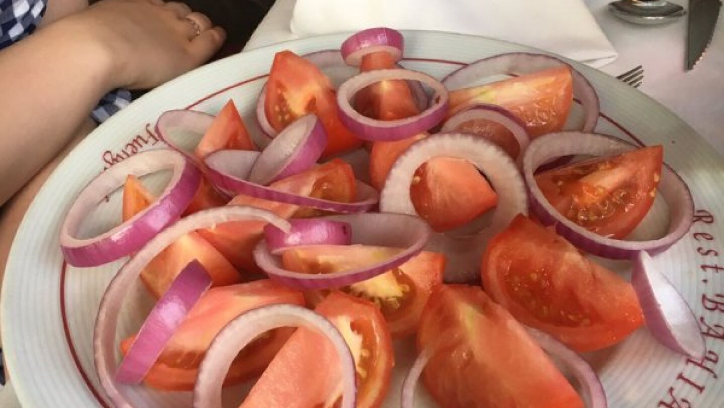  Cebolla y tomate: as&iacute; era el plato que le sirvieron a una vegetariana en un restaurante de M&aacute;laga 