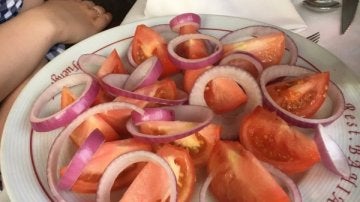  Cebolla y tomate: así era el plato que le sirvieron a una vegetariana en un restaurante de Málaga   
