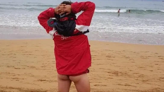 Un socorrista posa en solidaridad con sus compañeras Un socorrista posa en solidaridad con sus compañeras