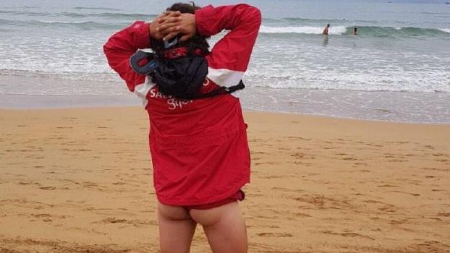 Un socorrista posa en solidaridad con sus compa&ntilde;eras