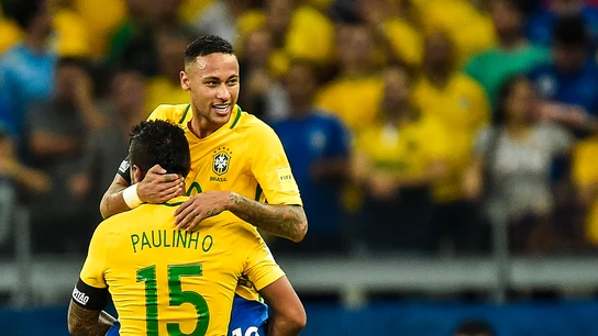 Neymar celebra un gol con Brasil Neymar celebra un gol con Brasil