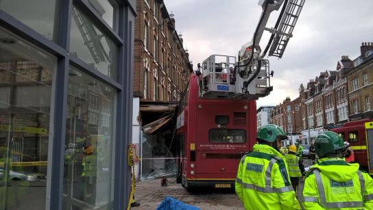 Autob&uacute;s accidentado en Londres