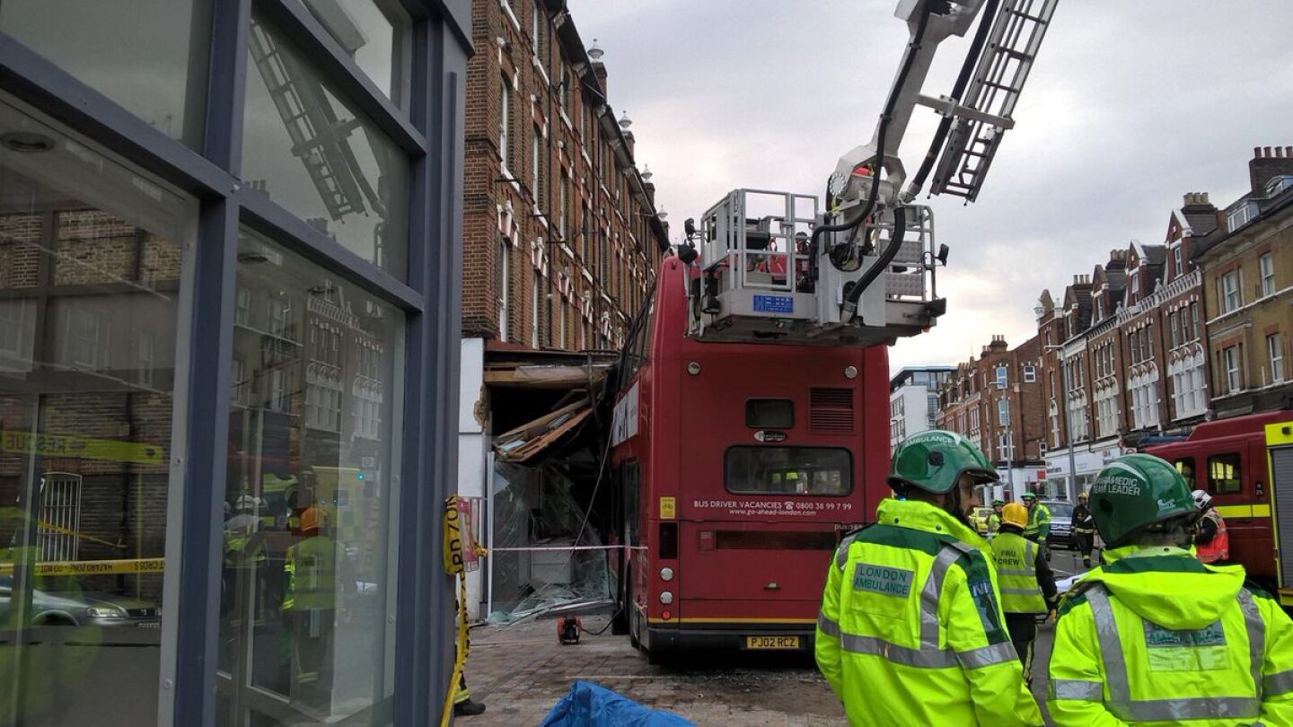 Autob&uacute;s accidentado en Londres