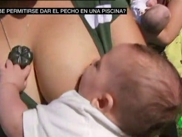 Prohíben a una mujer dar de mamar a su bebe en una piscina pública de Barcelona Prohíben a una mujer dar de mamar a su bebe en una piscina pública de Barcelona
