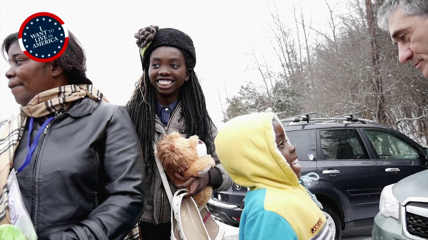 Guillermo Fesser con una familia de refugiados Guillermo Fesser con una familia de refugiados