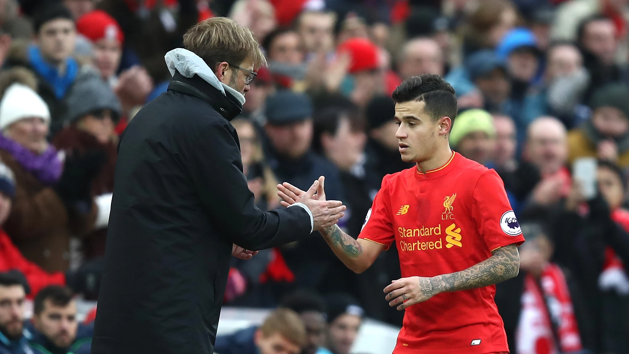 Jürgen Klopp junto a Coutinho en un partido del Liverpool