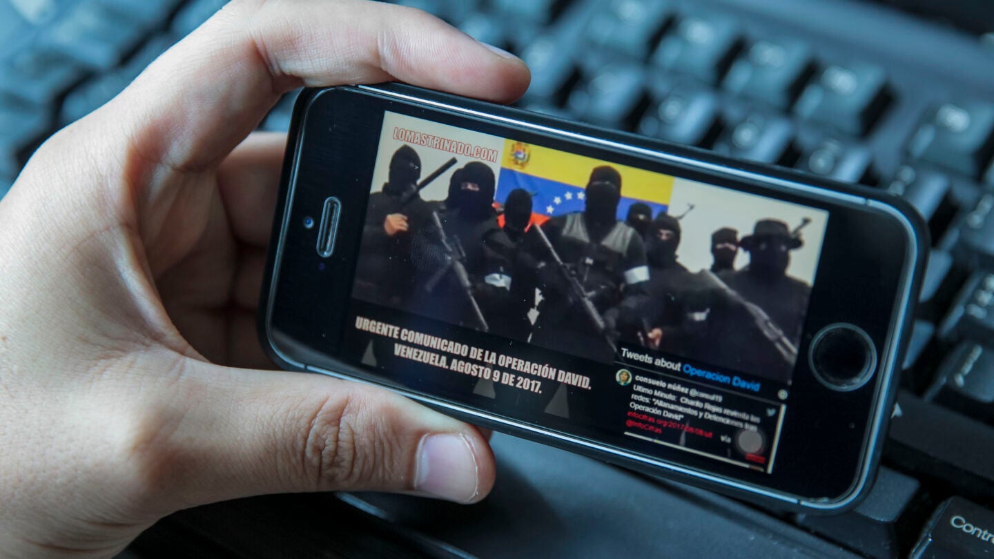 Un usuario ve un v&iacute;deo de encapuchados con armas
