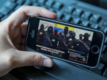 Un usuario ve un vídeo de encapuchados con armas Un usuario ve un vídeo de encapuchados con armas