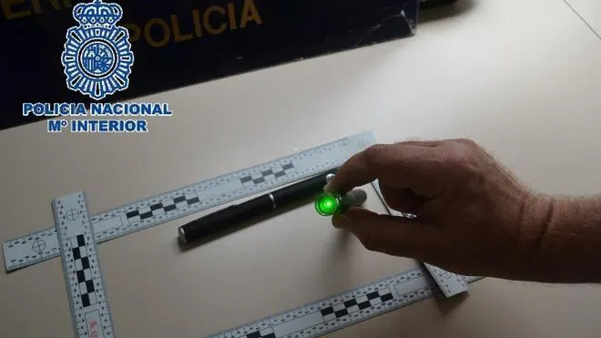 Los punteros láser intervenidos a dos turistas británicos