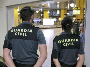 Miembros de la Guardia Civil en el aeropuerto Miembros de la Guardia Civil en el aeropuerto