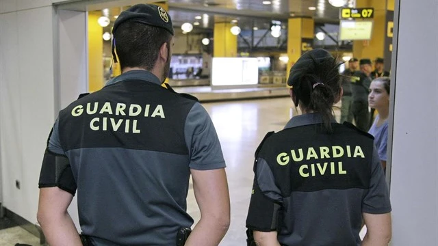 Miembros de la Guardia Civil en el aeropuerto