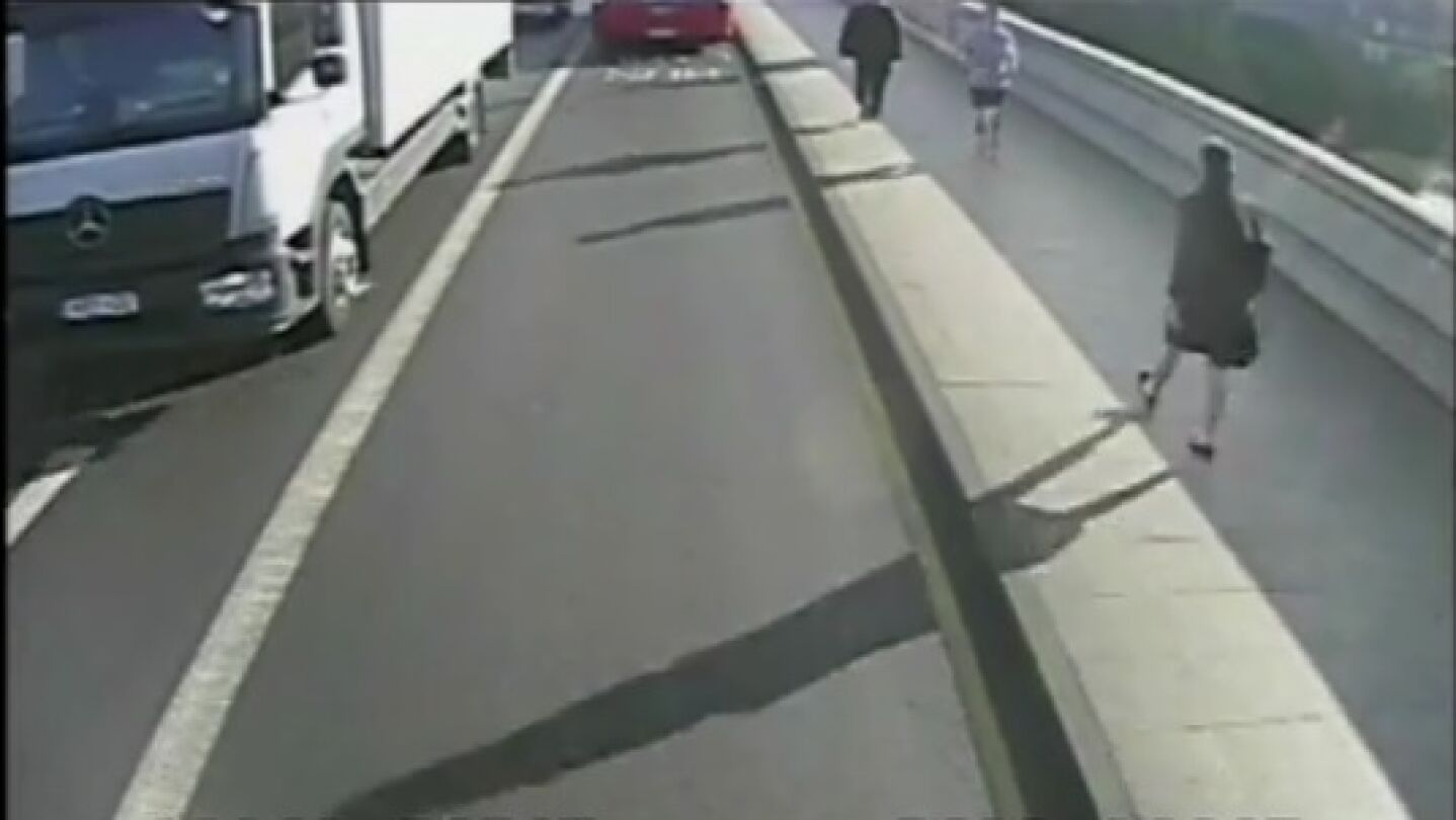 Una captura de la grabaci&oacute;n que muestra al corredor que se dirige hacia la mujer 