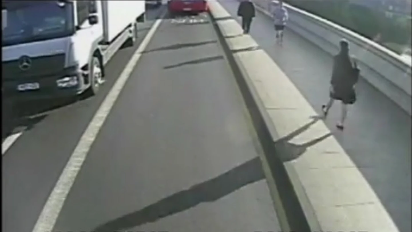 Una captura de la grabación que muestra al corredor que se dirige hacia la mujer Una captura de la grabación que muestra al corredor que se dirige hacia la mujer
