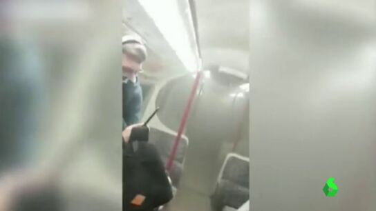 Vag&oacute;n del metro de Londres lleno de humo