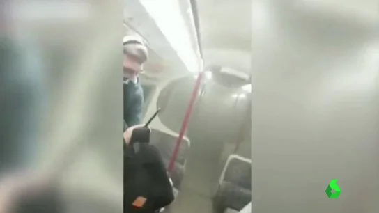 Vagón del metro de Londres lleno de humo Vagón del metro de Londres lleno de humo