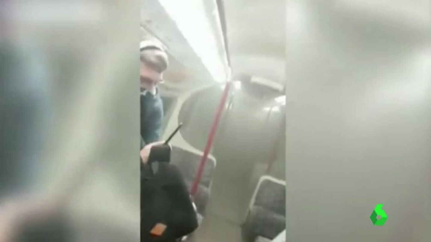 Vag&oacute;n del metro de Londres lleno de humo