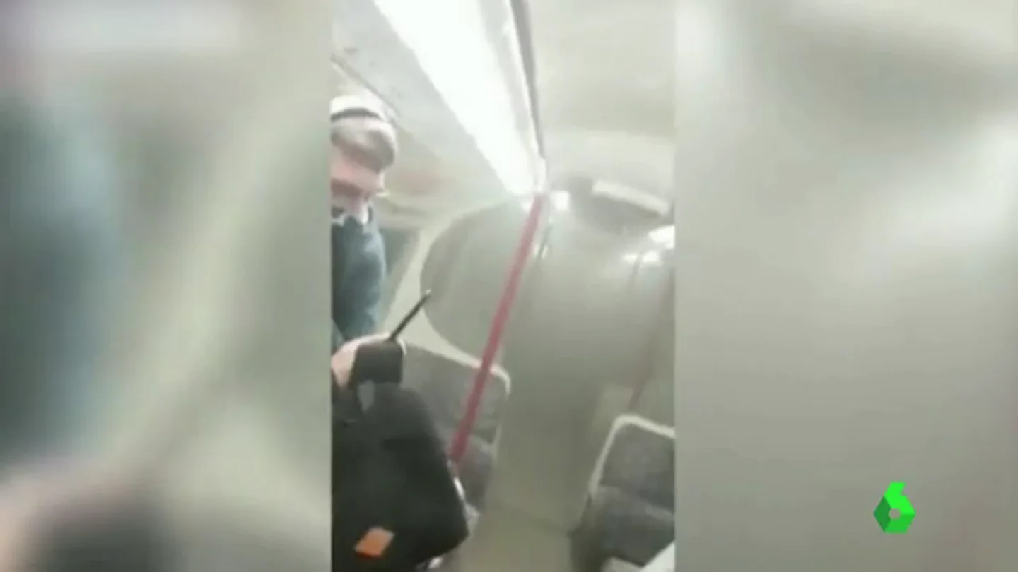 Vagón del metro de Londres lleno de humo Vagón del metro de Londres lleno de humo