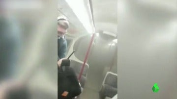 Vagón del metro de Londres lleno de humo