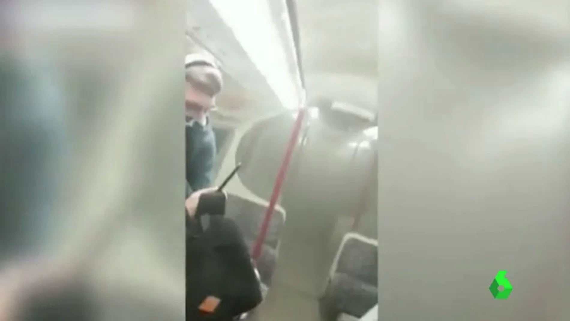 Vagón del metro de Londres lleno de humo