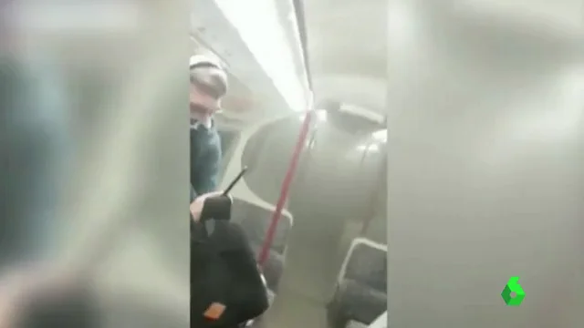 Vagón del metro de Londres lleno de humo Vagón del metro de Londres lleno de humo