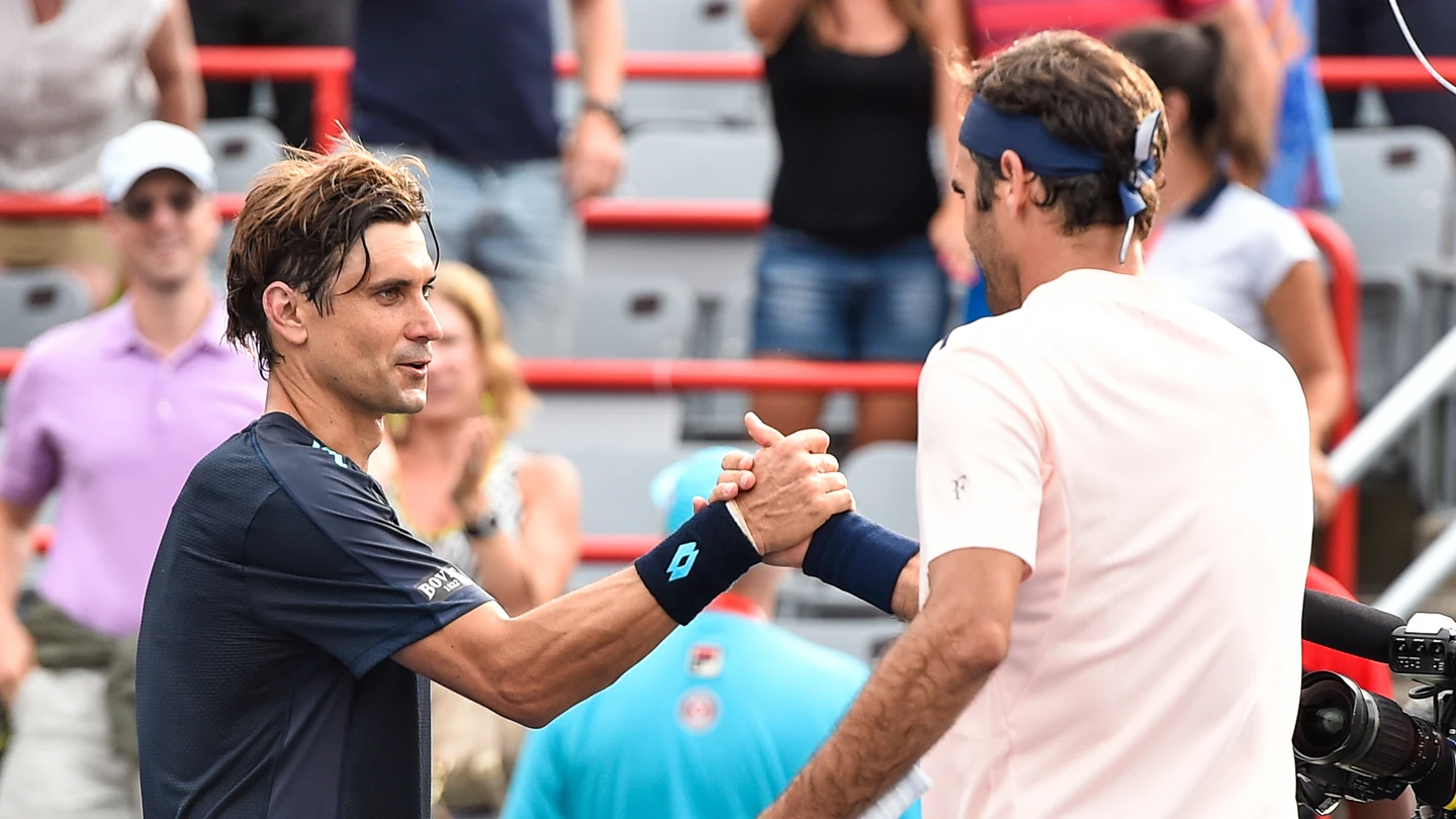 Roger Federer saluda a Davi Ferrar en el Masters de Montreal Roger Federer saluda a Davi Ferrar en el Masters de Montreal