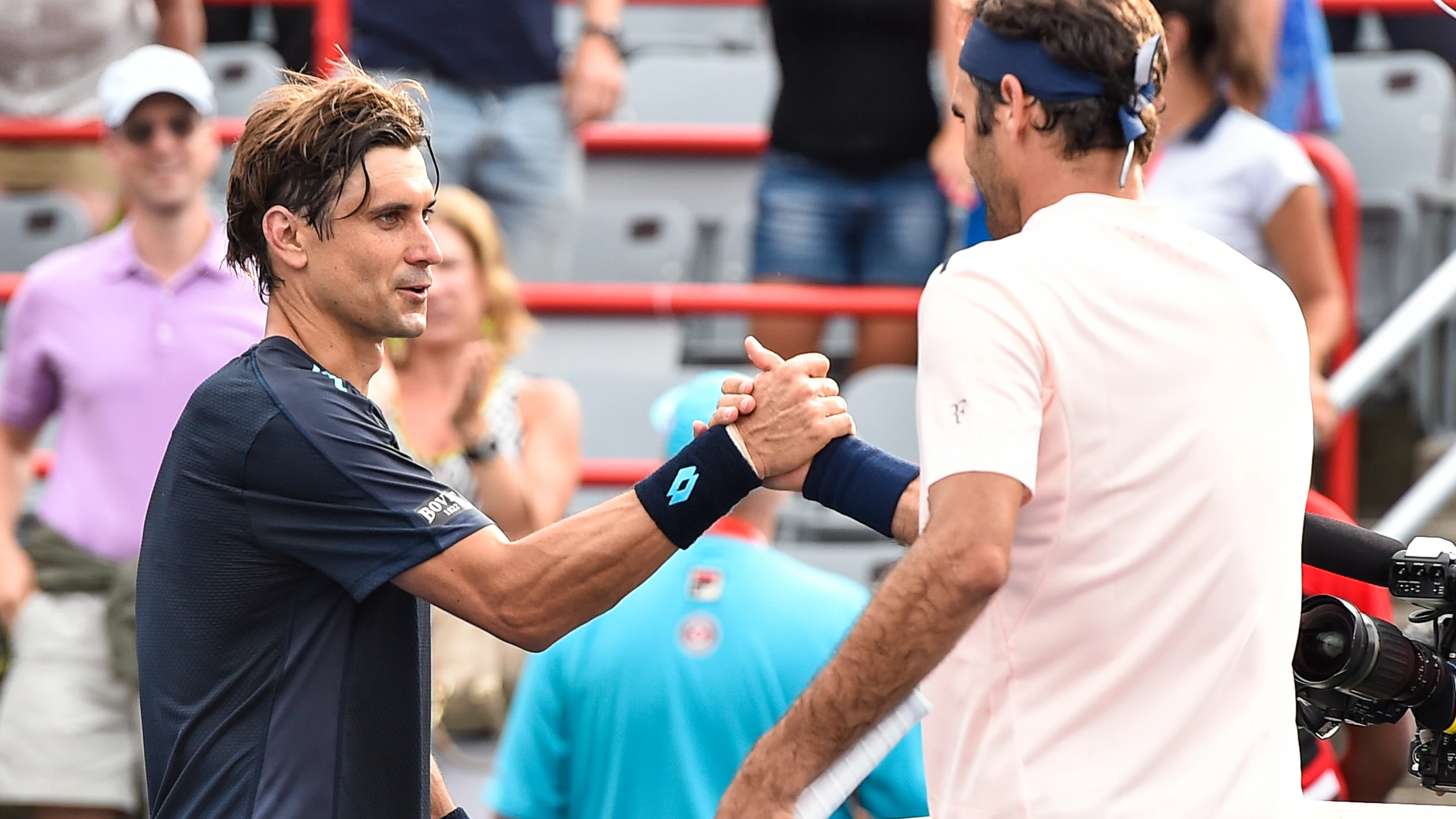 Roger Federer saluda a Davi Ferrar en el Masters de Montreal