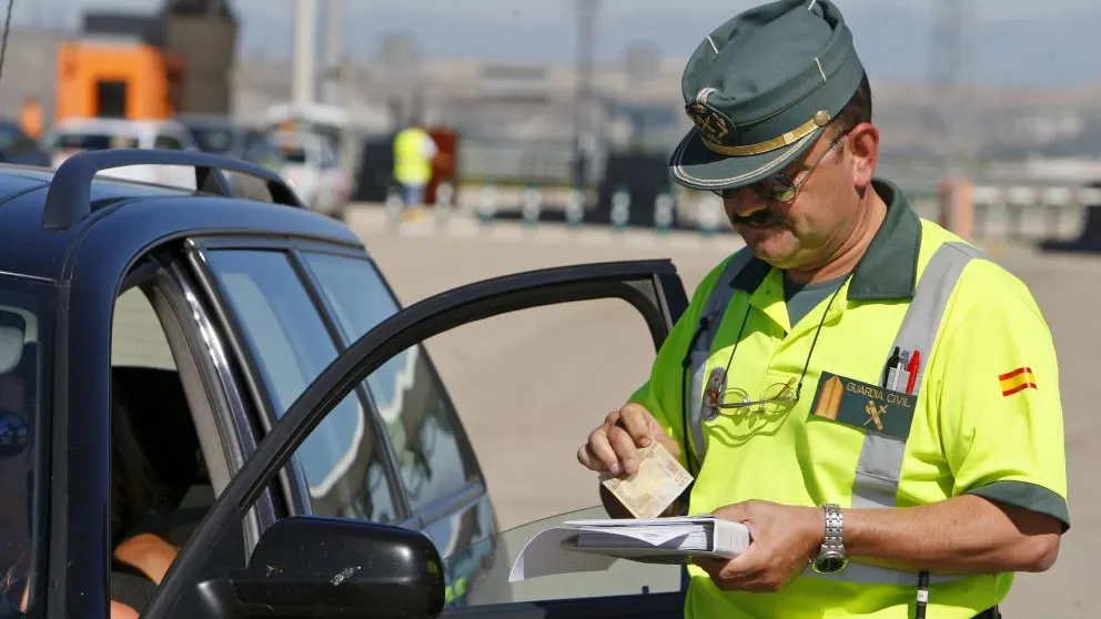 Un agente de la Guardia Civil en un control 