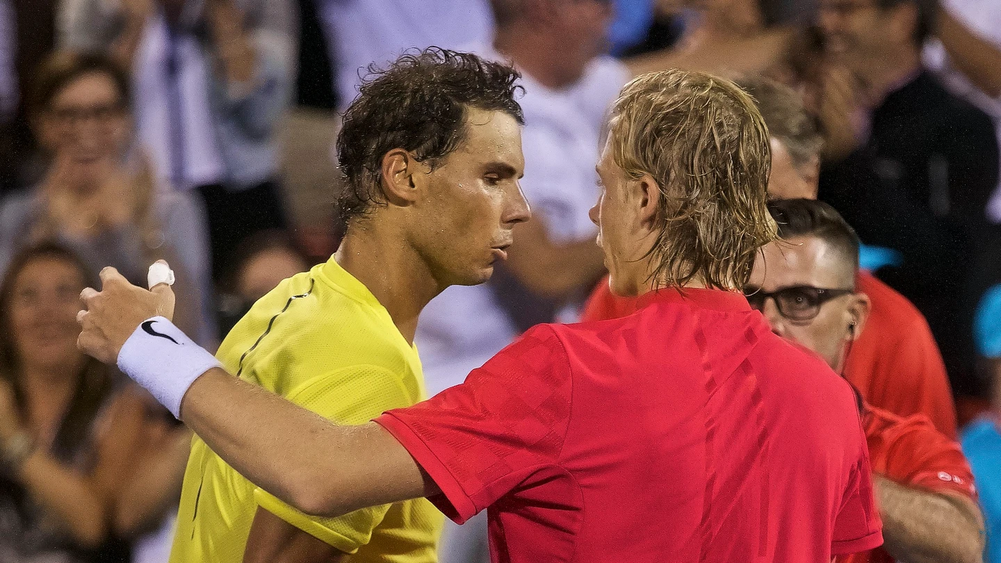 Rafa Nadal saluda a Denis Shapovalov tras caer ante el canadiense Rafa Nadal saluda a Denis Shapovalov tras caer ante el canadiense